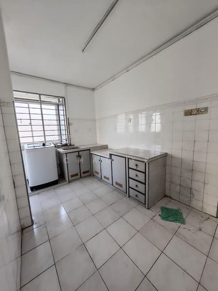 Flat for Sale at Taman Lip Sin Block 1, 3 & 5 - Chan YB - Kitchen - PropertyGuru.com.my