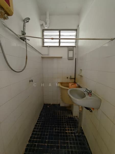 Flat for Sale at Taman Lip Sin Block 1, 3 & 5 - Chan YB - Bathroom - PropertyGuru.com.my