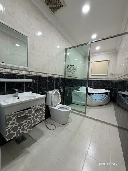 Link Bungalow for Sale in Kapar (Selangor) - Cassey Lim - Bathroom - PropertyGuru.com.my