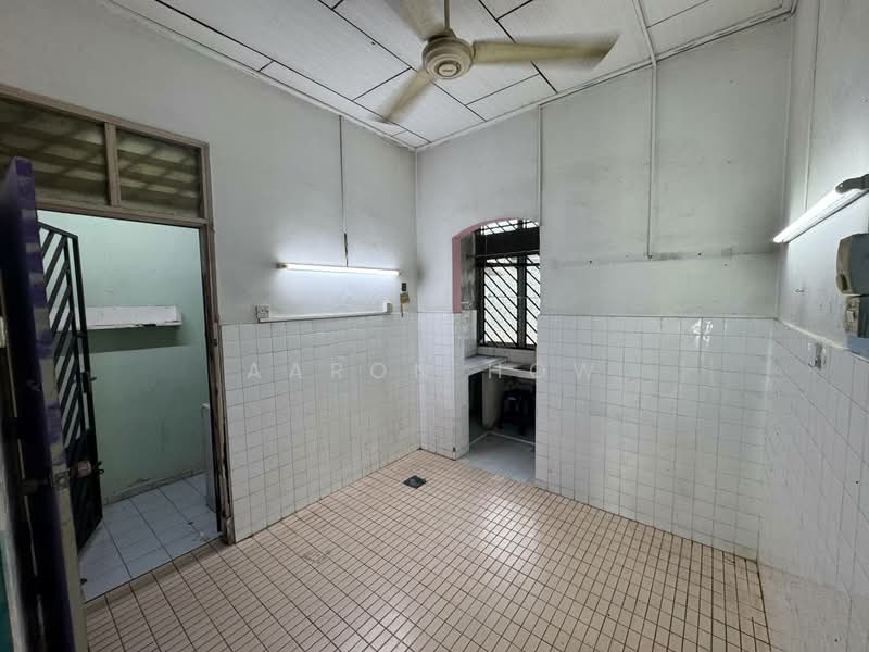 1-storey Terraced House for Sale in Taman Daya (Johor Bahru) - Aaron How - Kitchen - PropertyGuru.com.my