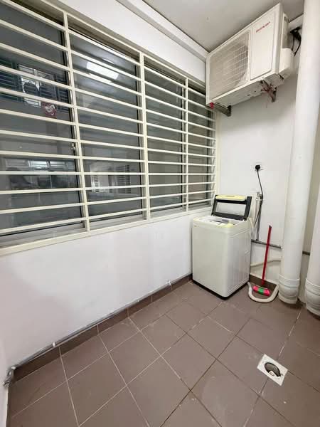 Servis Apartment untuk Dijual di Larkin Heights - Edward Siow - Balcony - PropertyGuru.com.my
