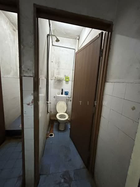 Factory for Rent in Kampung Bukit Kemuning (Shah Alam) - Jyden Tiew - Bathroom - PropertyGuru.com.my