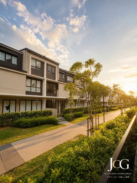 3-storey Terraced House for Sale in Taman Bukit Serdang (Seri Kembangan) - Jun Chan - Exterior - PropertyGuru.com.my