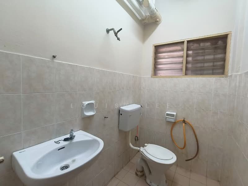Pangsapuri untuk Disewa di Tropika Apartment - Louise Lee - Bathroom - PropertyGuru.com.my