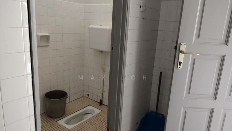1.5-storey Terraced House for Sale in Taman Perling (Perling) - Max Loh - Bathroom - PropertyGuru.com.my