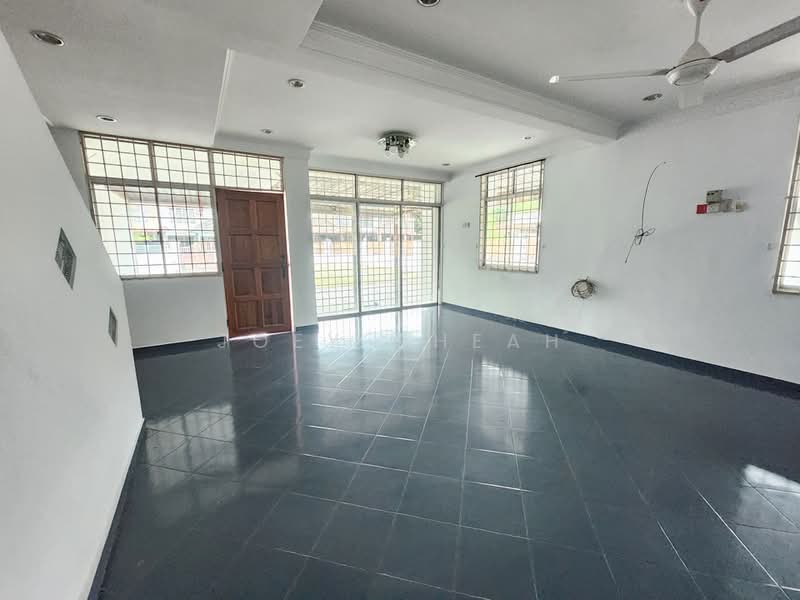 Rumah Teres untuk Disewa di Taman Kemuning (Banting) - Joey Cheah - Living Room - PropertyGuru.com.my