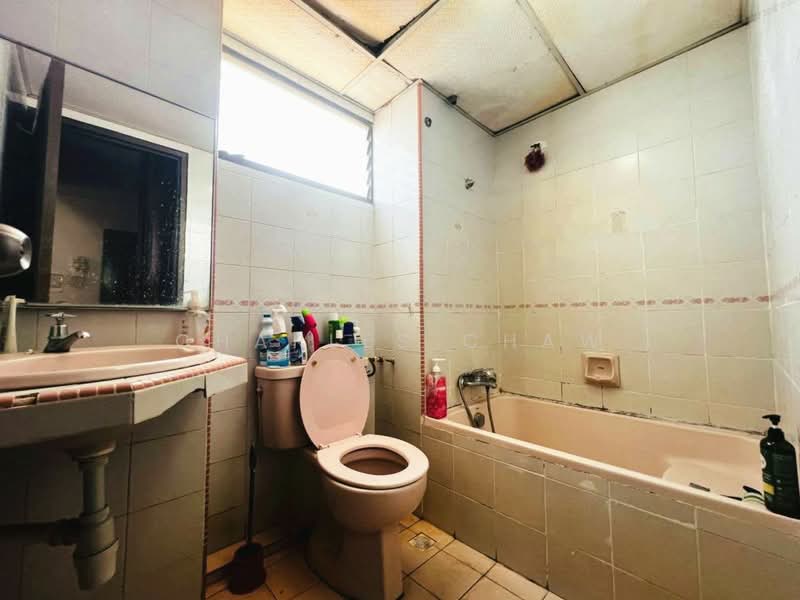 Condominium for Sale at Edgecumbe House - Charles Chaw - Bathroom - PropertyGuru.com.my