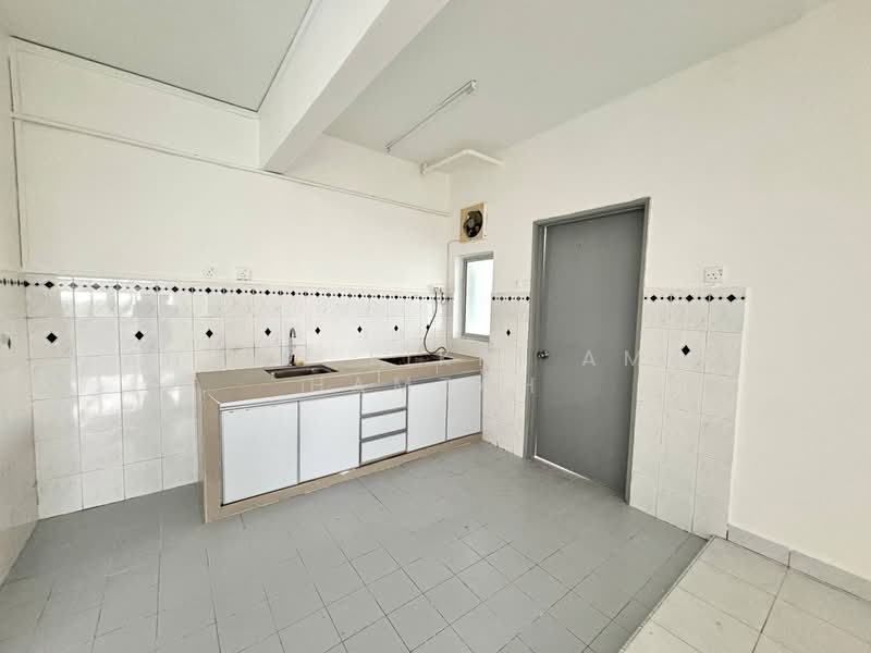 Kondominium untuk Dijual di Subang Ville Aman Luxury Condominiums - Ahmad Fikri Amer Hamzah - Kitchen - PropertyGuru.com.my