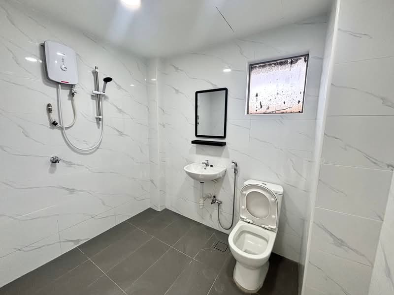 Kondominium untuk Dijual di Subang Ville Aman Luxury Condominiums - Ahmad Fikri Amer Hamzah - Bathroom - PropertyGuru.com.my