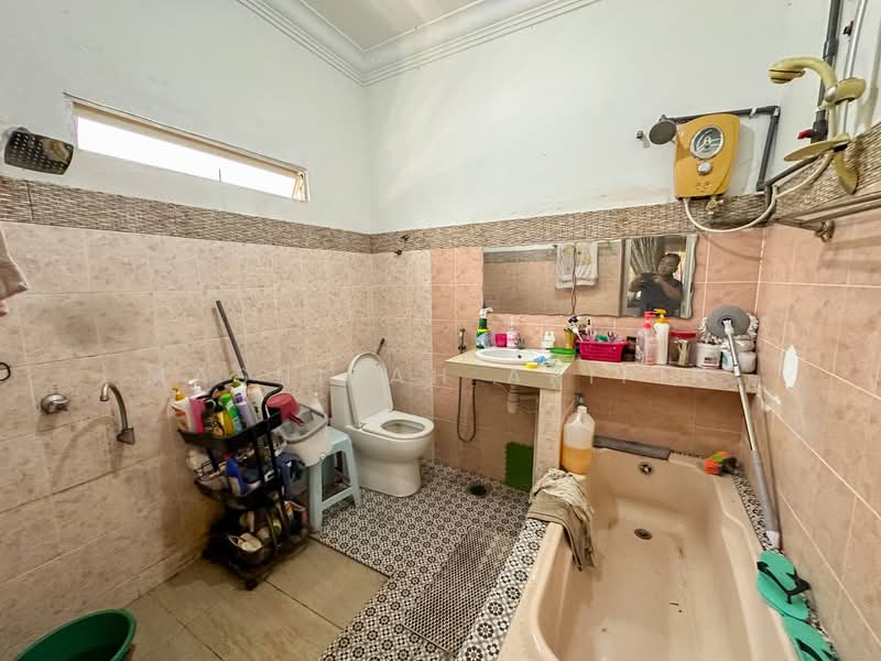 Rumah Banglo untuk Dijual di Kampung Nakhoda (Selayang) - Masnizah Arifin - Bathroom - PropertyGuru.com.my
