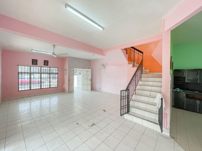 Rumah Teres 2 Tingkat untuk Dijual di Taman Pelangi Semenyih (Semenyih) - Ali Idris - Living Room - PropertyGuru.com.my