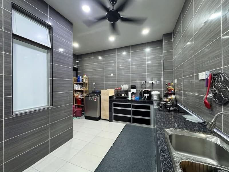 Cluster House for Sale in Taman Lagenda Putra (Kulai) - Tommy Tai - Kitchen - PropertyGuru.com.my