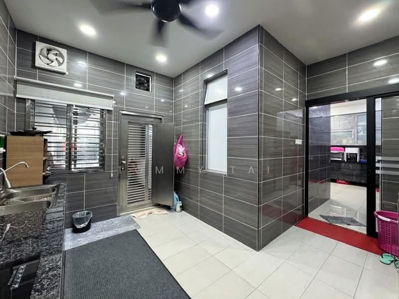 Cluster House for Sale in Taman Lagenda Putra (Kulai) - Tommy Tai - Kitchen - PropertyGuru.com.my