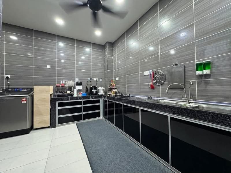 Cluster House for Sale in Taman Lagenda Putra (Kulai) - Tommy Tai - Kitchen - PropertyGuru.com.my