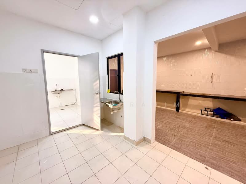 Semi-Detached House for Sale in Bandar Tasik Kesuma (Beranang) - Azli Ibrahim - Kitchen - PropertyGuru.com.my