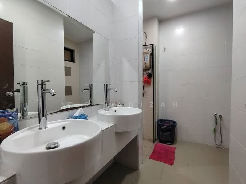 Rumah Berkembar untuk Dijual di Puncak Bestari (Puncak Alam) - Nur Hanizah - Bathroom - PropertyGuru.com.my