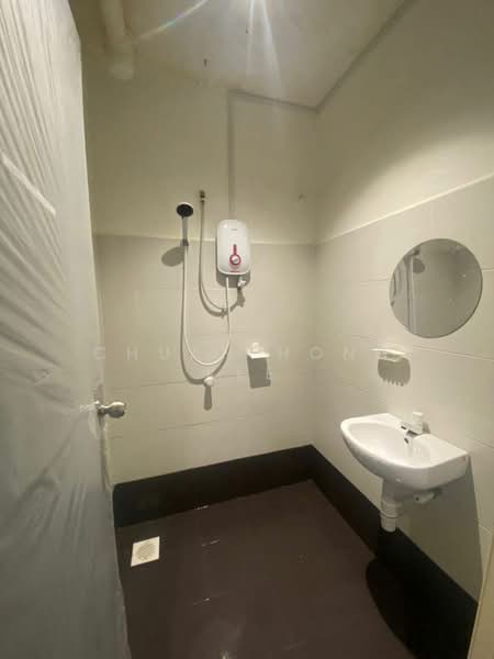 Pangsapuri untuk Disewa di Pangsapuri Flora Indah - Chuan Hong Kee - Bathroom - PropertyGuru.com.my