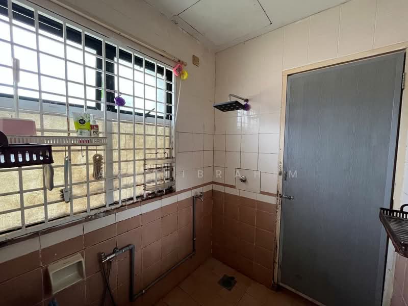 Semi-Detached House for Sale in Presint 10 (Putrajaya) - Azli Ibrahim - Bathroom - PropertyGuru.com.my