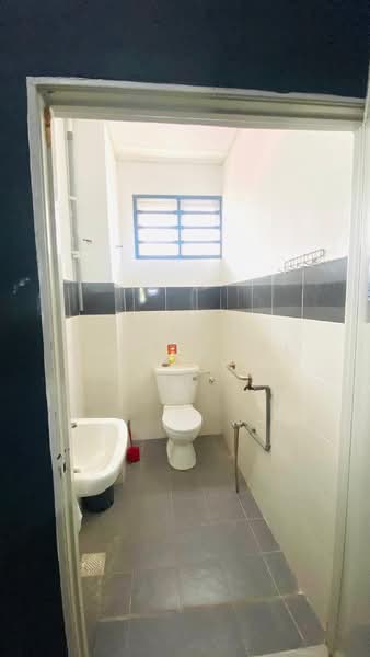 Shop for Rent in Kuantan (Pahang) - Sam Jamal - Bathroom - PropertyGuru.com.my