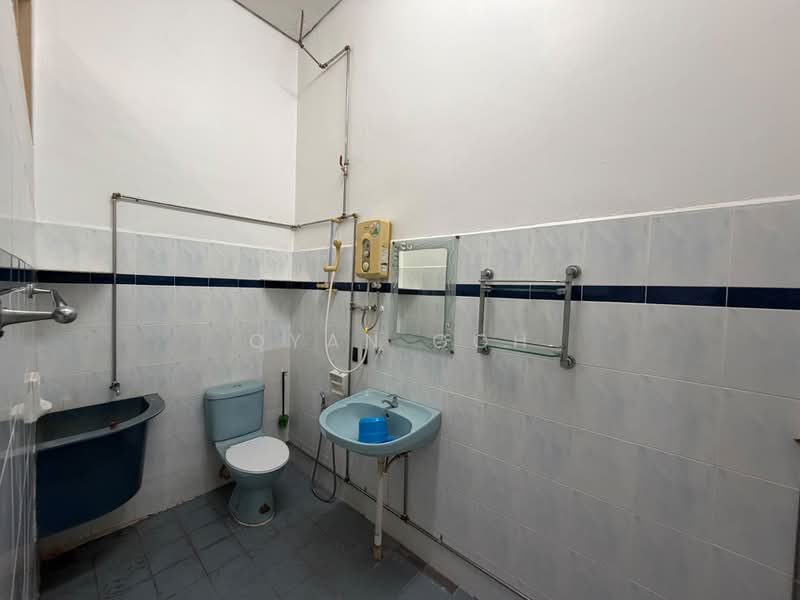 Terraced House for Rent in Island Glades (Jelutong) - Qyan Goh - Bathroom - PropertyGuru.com.my