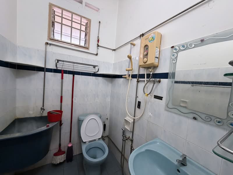 Terraced House for Rent in Island Glades (Jelutong) - Qyan Goh - Bathroom - PropertyGuru.com.my