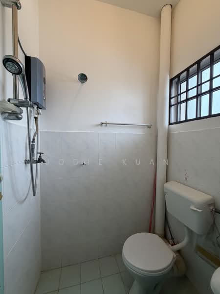 2-storey Terraced House for Sale in Taman Lapangan Melodi (Ipoh) - Jodie Kuan - MASTER BEDROOM ATTACHED BATHROOM - PropertyGuru.com.my