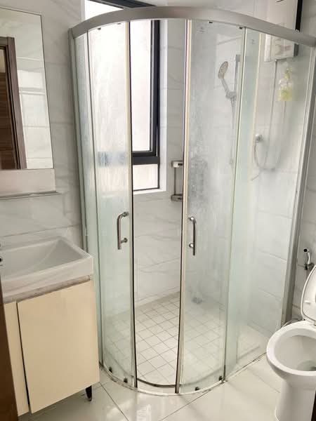 Pangsapuri untuk Disewa di Starview Bay @ Forest City - Alex Cheah -  Master Bathroom - PropertyGuru.com.my