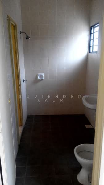 Rumah Teres 2 Tingkat untuk Dijual di Taman Putra Prima (Puchong) - Suviender Kaur - Bathroom - PropertyGuru.com.my