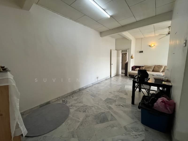 Pangsapuri untuk Dijual di Subang Perdana Goodyear Court 6 - Suviender Kaur - Living Room - PropertyGuru.com.my