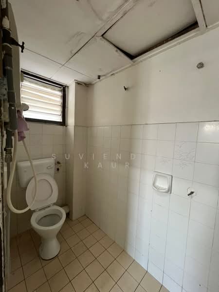 Pangsapuri untuk Dijual di Subang Perdana Goodyear Court 6 - Suviender Kaur - Bathroom - PropertyGuru.com.my