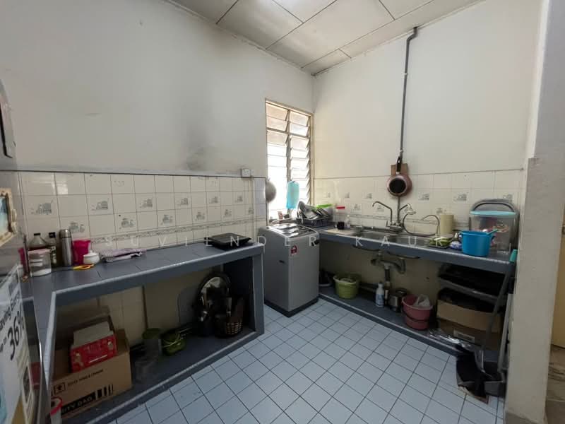 Pangsapuri untuk Dijual di Subang Perdana Goodyear Court 6 - Suviender Kaur - Kitchen - PropertyGuru.com.my