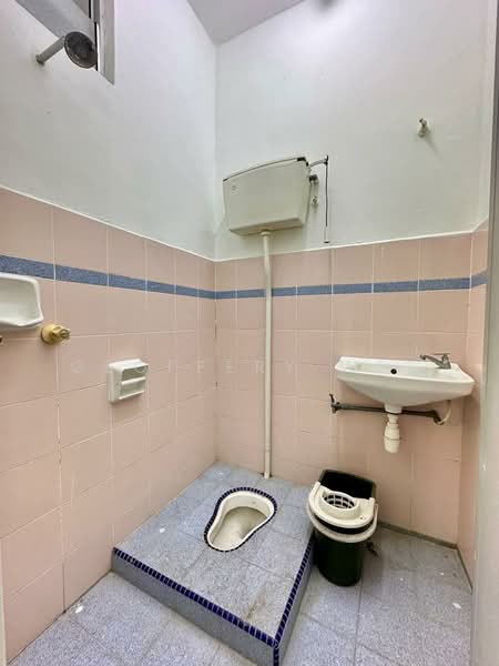 Rumah Teres 2 Tingkat untuk Disewa di Taman Cheng Utama (Cheng) - Geoffery Wee - Bathroom - PropertyGuru.com.my