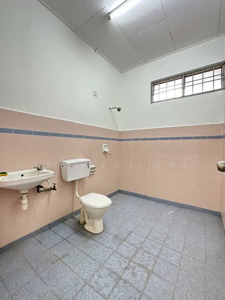 Rumah Teres 2 Tingkat untuk Disewa di Taman Cheng Utama (Cheng) - Geoffery Wee - Bathroom - PropertyGuru.com.my