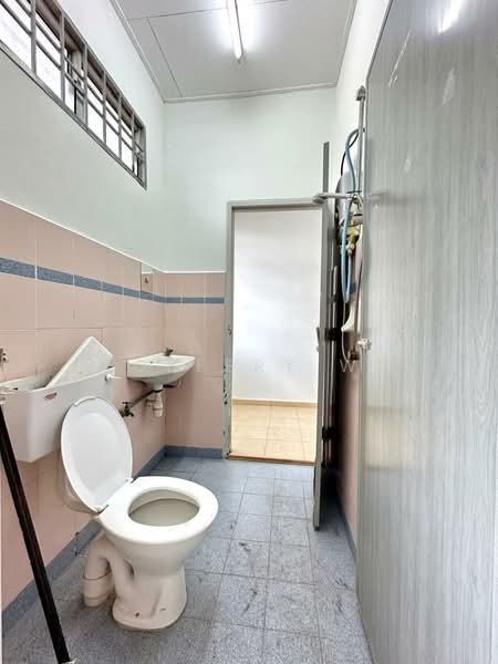 Rumah Teres 2 Tingkat untuk Disewa di Taman Cheng Utama (Cheng) - Geoffery Wee - Bathroom - PropertyGuru.com.my