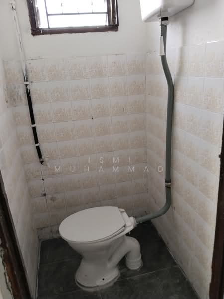 1-storey Terraced House for Sale in Taman Paroi Jaya (Paroi) - Ismi Muhammad - Bathroom - PropertyGuru.com.my