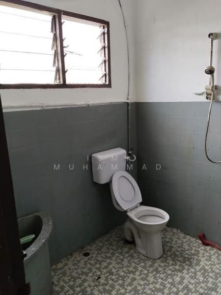 1-storey Terraced House for Sale in Taman Paroi Jaya (Paroi) - Ismi Muhammad - Bathroom - PropertyGuru.com.my