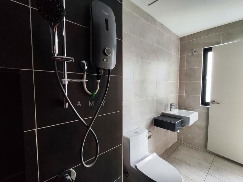 Kediaman Servis untuk Dijual di M Oscar - Amy Chin - Bathroom - PropertyGuru.com.my