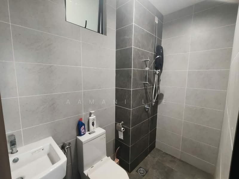 Kediaman Servis untuk Dijual di Twin Tower Residence - Aamani Lee - Bathroom - PropertyGuru.com.my
