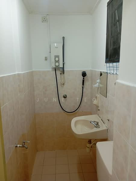 Apartment for Rent at Bayu Puteri 3 - June Teo - Bathroom - PropertyGuru.com.my
