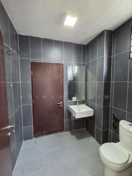 2-storey Terraced House for Sale in Laman Glenmarie (Shah Alam) - Adibah Salim - Bathroom - PropertyGuru.com.my