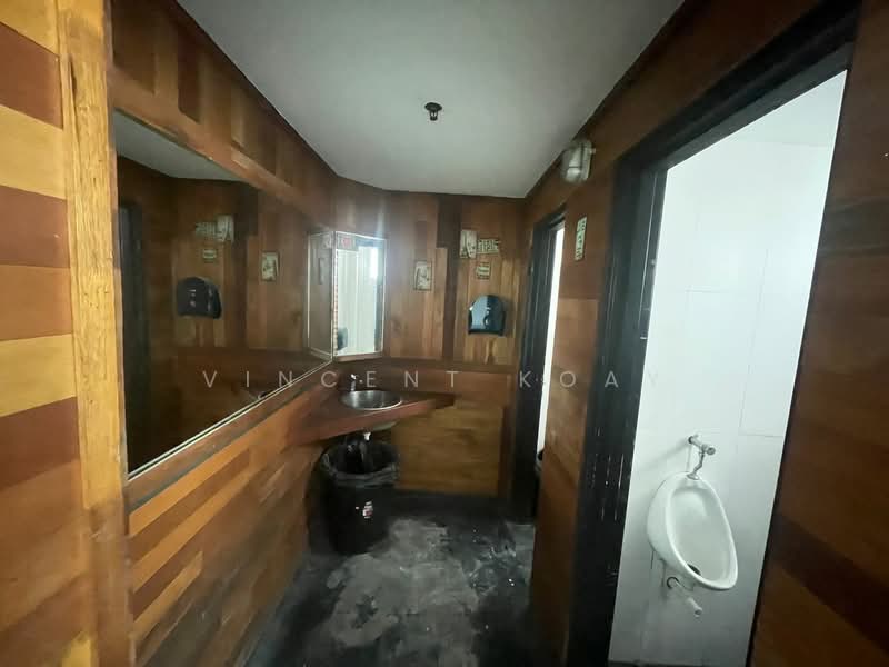 Shop / Office for Rent in Jelutong (Penang) - Vincent Koay - Bathroom - PropertyGuru.com.my