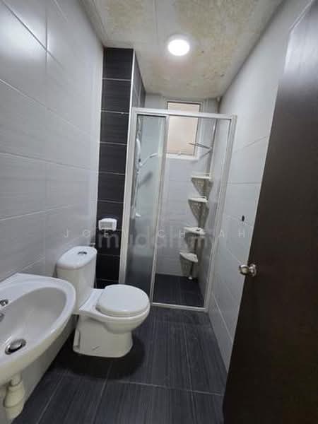 Kondominium untuk Disewa di Reflections Condominium - Joey Cheah - Bathroom - PropertyGuru.com.my