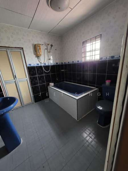 Cluster House for Sale in Shah Alam (Selangor) - Baljeet Singh - Bathroom - PropertyGuru.com.my