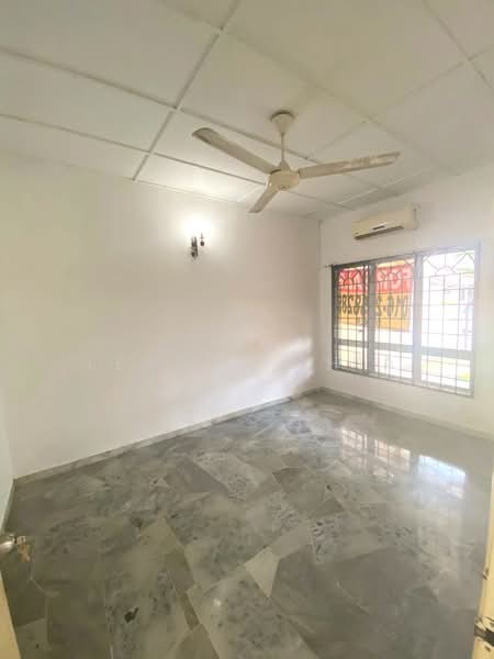 1-storey Terraced House for Sale in Seksyen 4, Taman Kinrara (Puchong) - Leanne Chia - Room - PropertyGuru.com.my