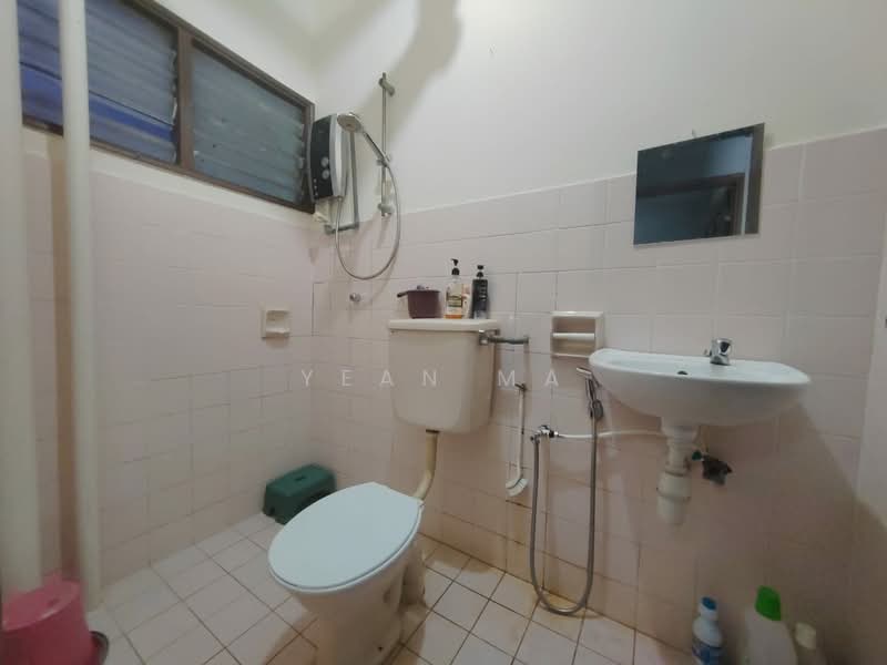 Pangsapuri untuk Disewa di Desa View Towers - Yean Ma - Bathroom - PropertyGuru.com.my