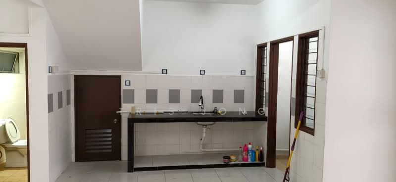 Townhouse for Rent in Taman Amansiara (Rawang) - Tris Jong - Kitchen - PropertyGuru.com.my