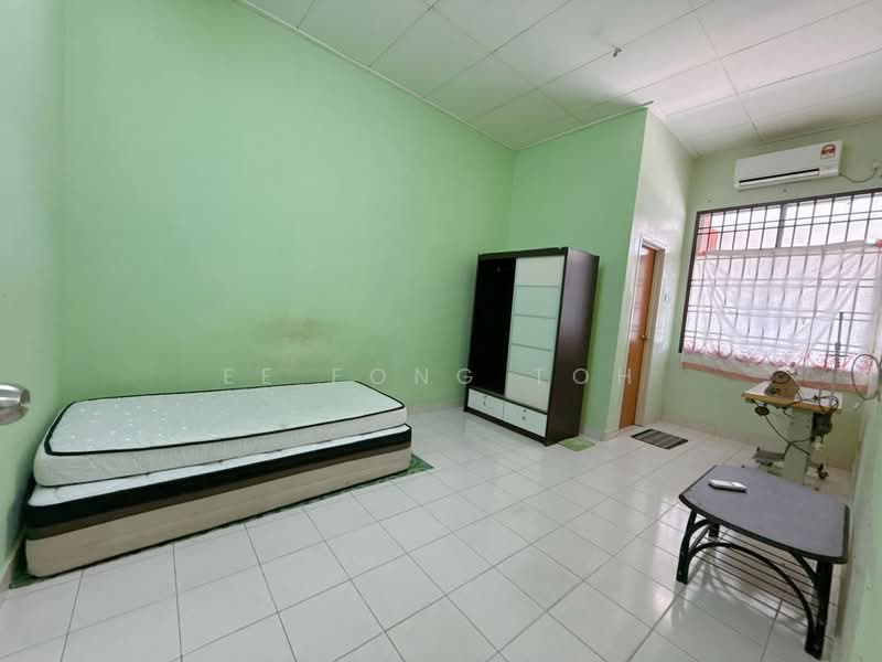 1-storey Terraced House for Sale in Taman Daiman Jaya (Kota Tinggi) - Ee Fong Toh - Bedroom - PropertyGuru.com.my