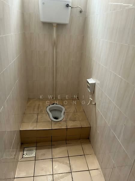 Kedai untuk Disewa di Taman Puncak Jalil (Seri Kembangan) - Kweenie Chong - Bathroom - PropertyGuru.com.my