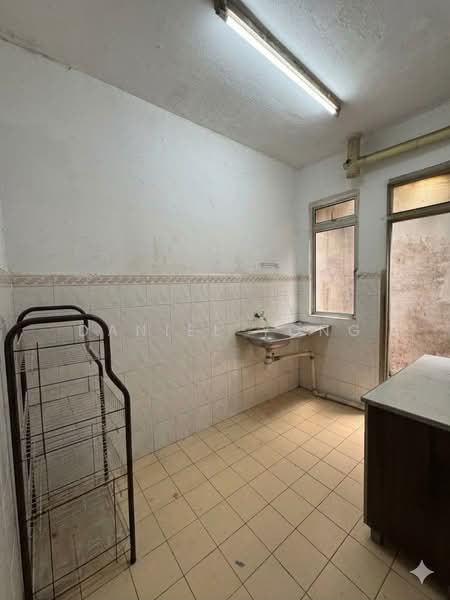 Flat for Sale at Taman Tan Sri Yaacob - Daniel Yong - Kitchen - PropertyGuru.com.my