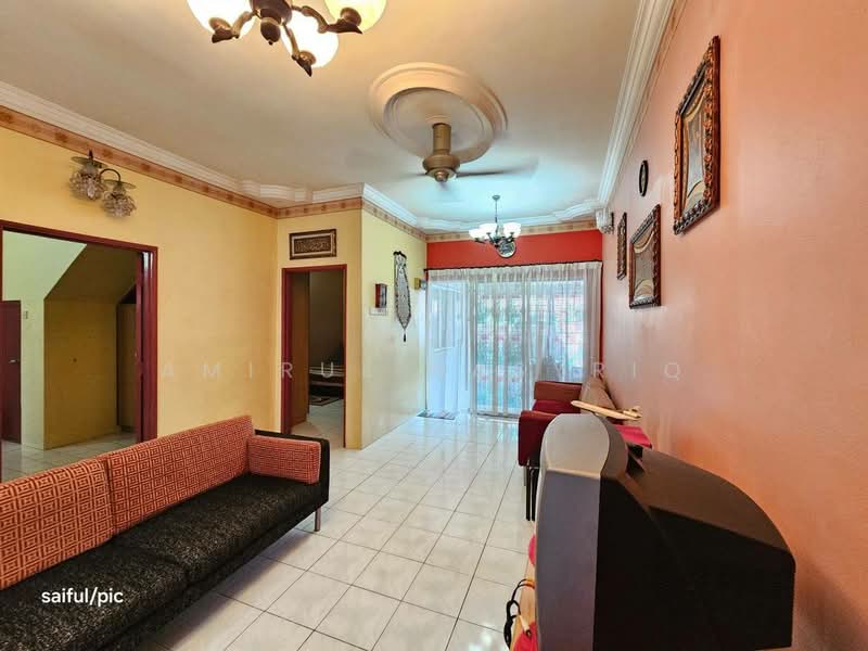 Townhouse for Sale in Seksyen 32 (Shah Alam) - Amirul Nasyriq - Living Room - PropertyGuru.com.my